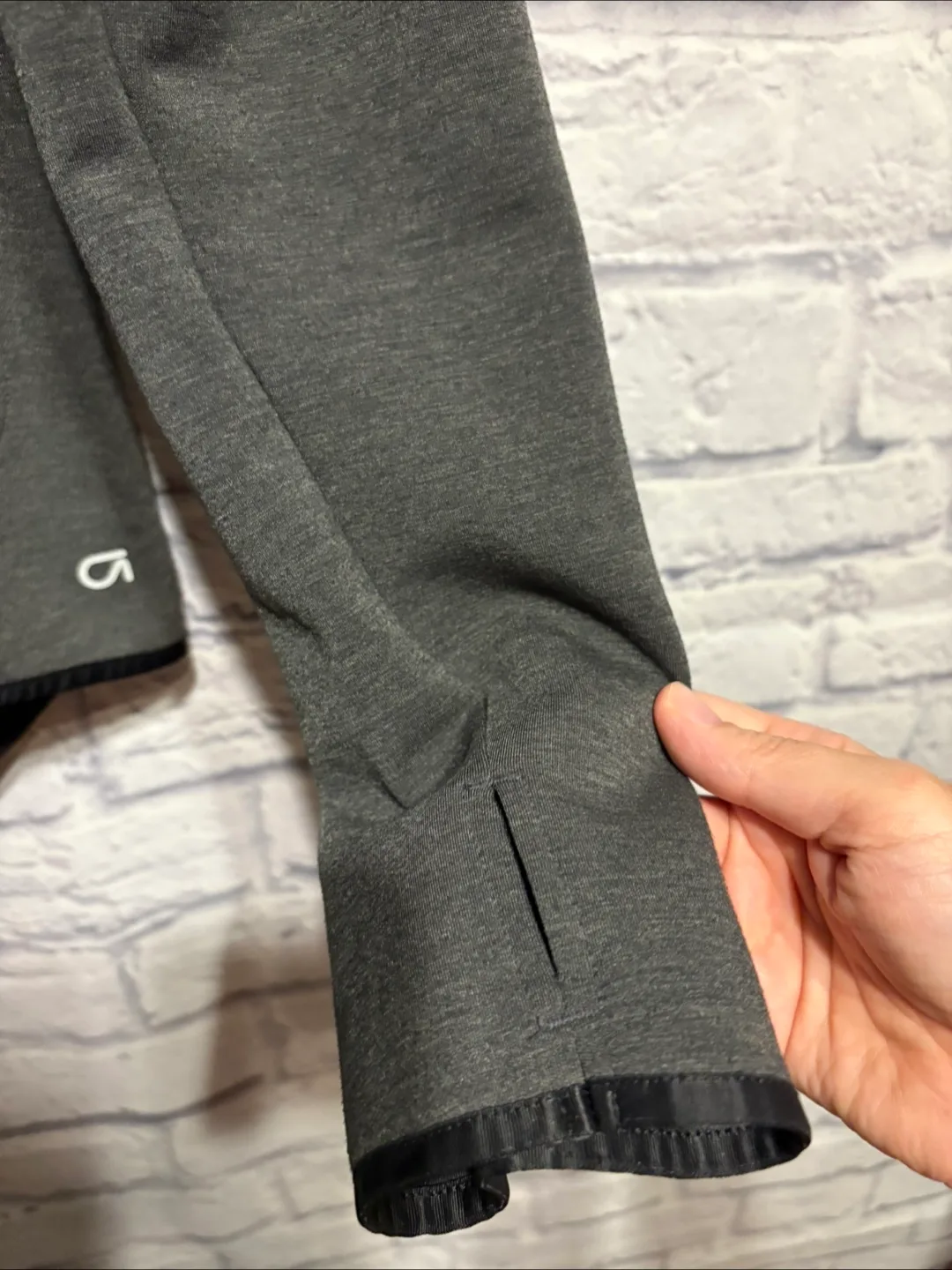 GapFit Breathe Gray Jacket - Size M image indicator(4)