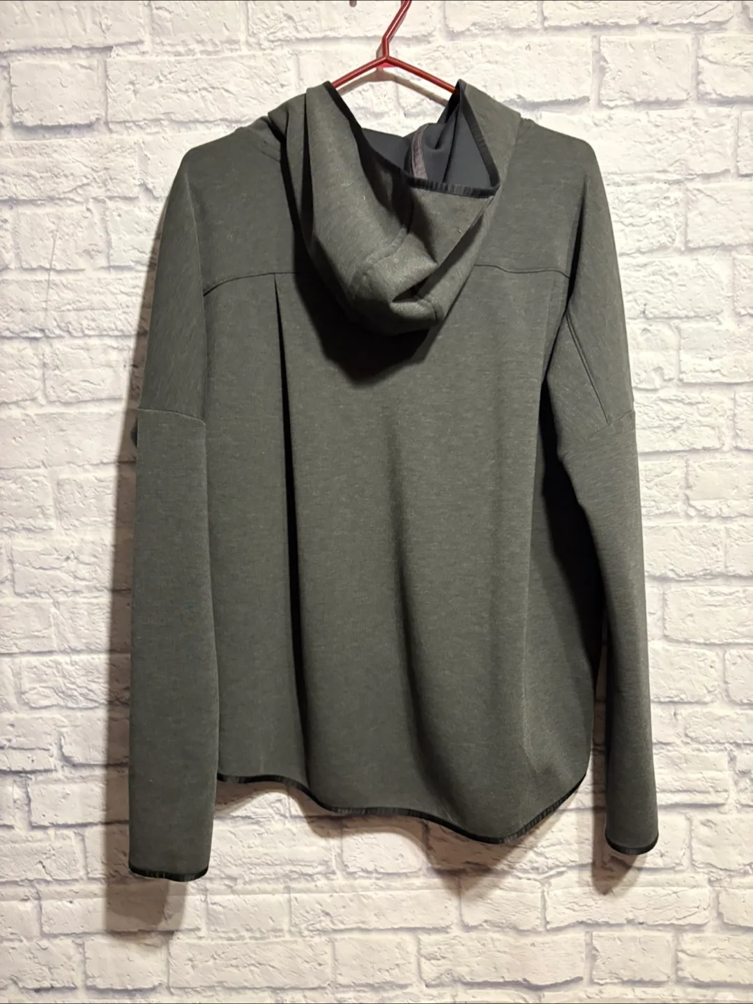 GapFit Breathe Gray Jacket - Size M image indicator(7)