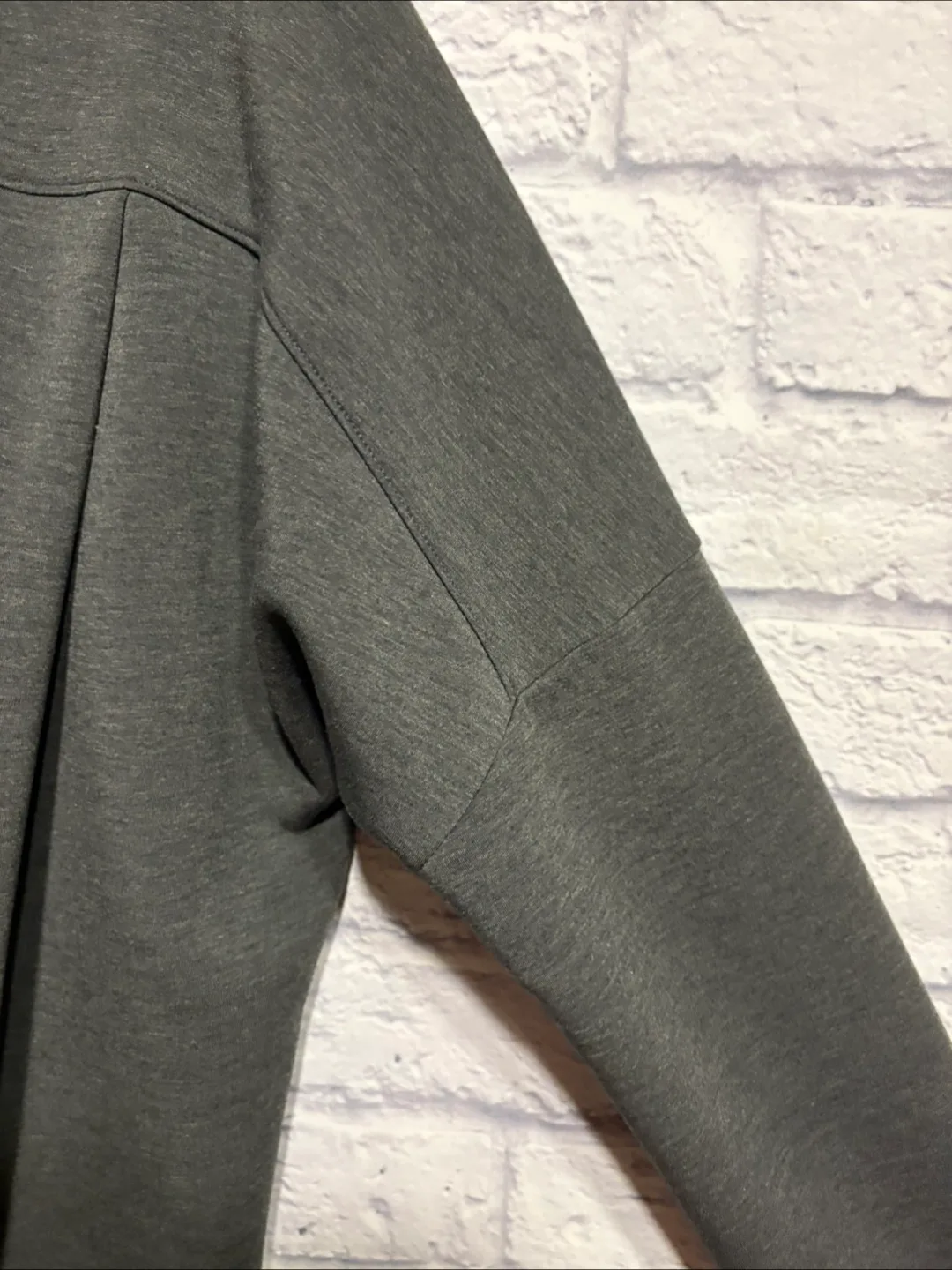 GapFit Breathe Gray Jacket - Size M image indicator(9)