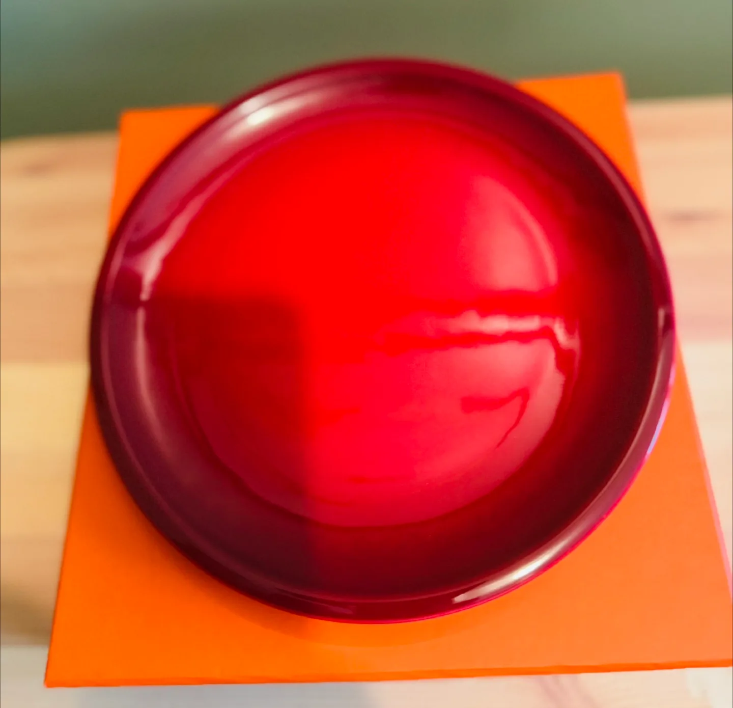 New Le Creuset - Cerise Minimalist Dessert/Salad Plates image indicator(2)