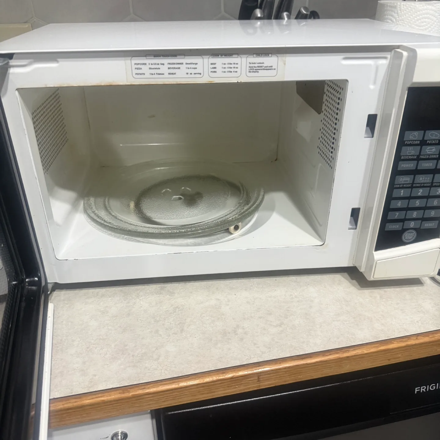 RCA White Microwave Oven image indicator(2)