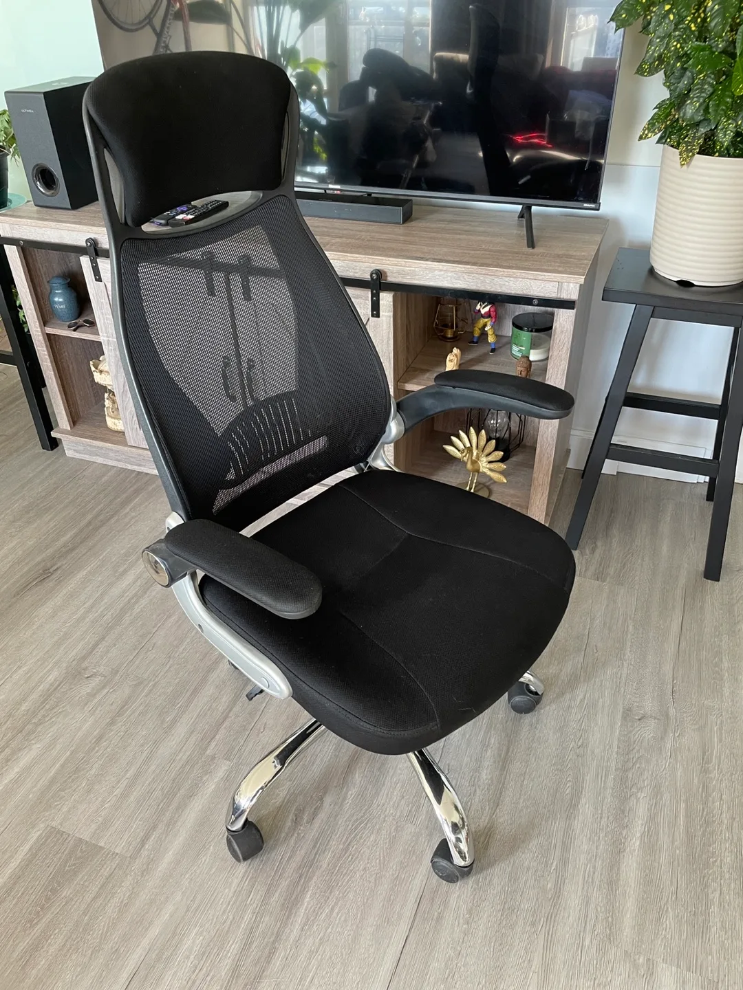 Black Ergonomic Mesh Office Chair thumbnail