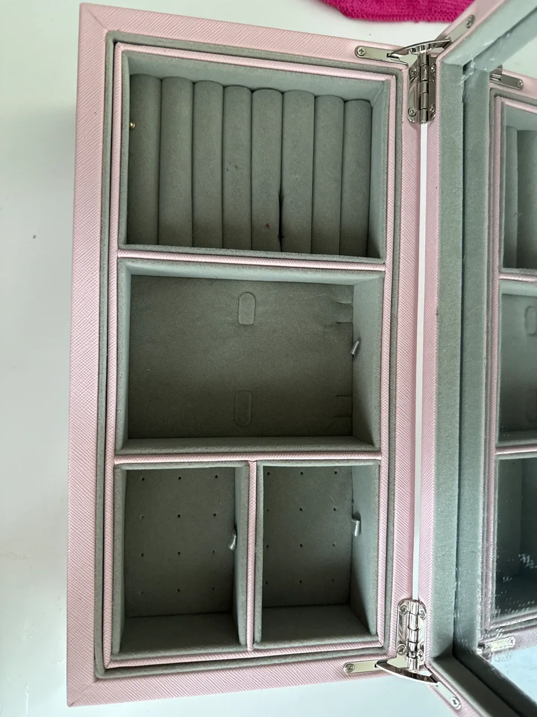 Moving out sale: Pandora Pink Jewellery Box image indicator(3)