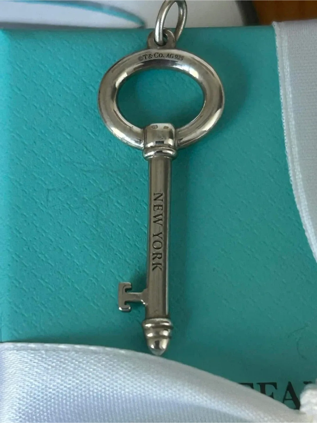 💯 AUTHENTIC TIFFANY AND CO MODERN KEY PENDANT & CHAIN image indicator(4)
