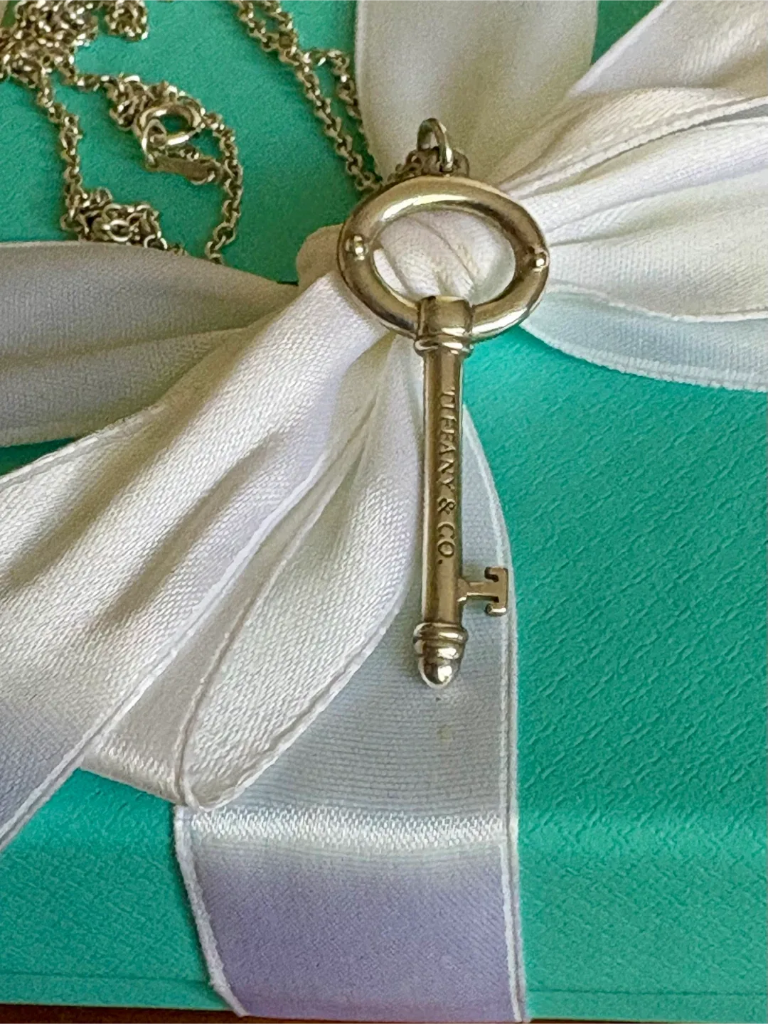 💯 AUTHENTIC TIFFANY AND CO MODERN KEY PENDANT & CHAIN image indicator(3)