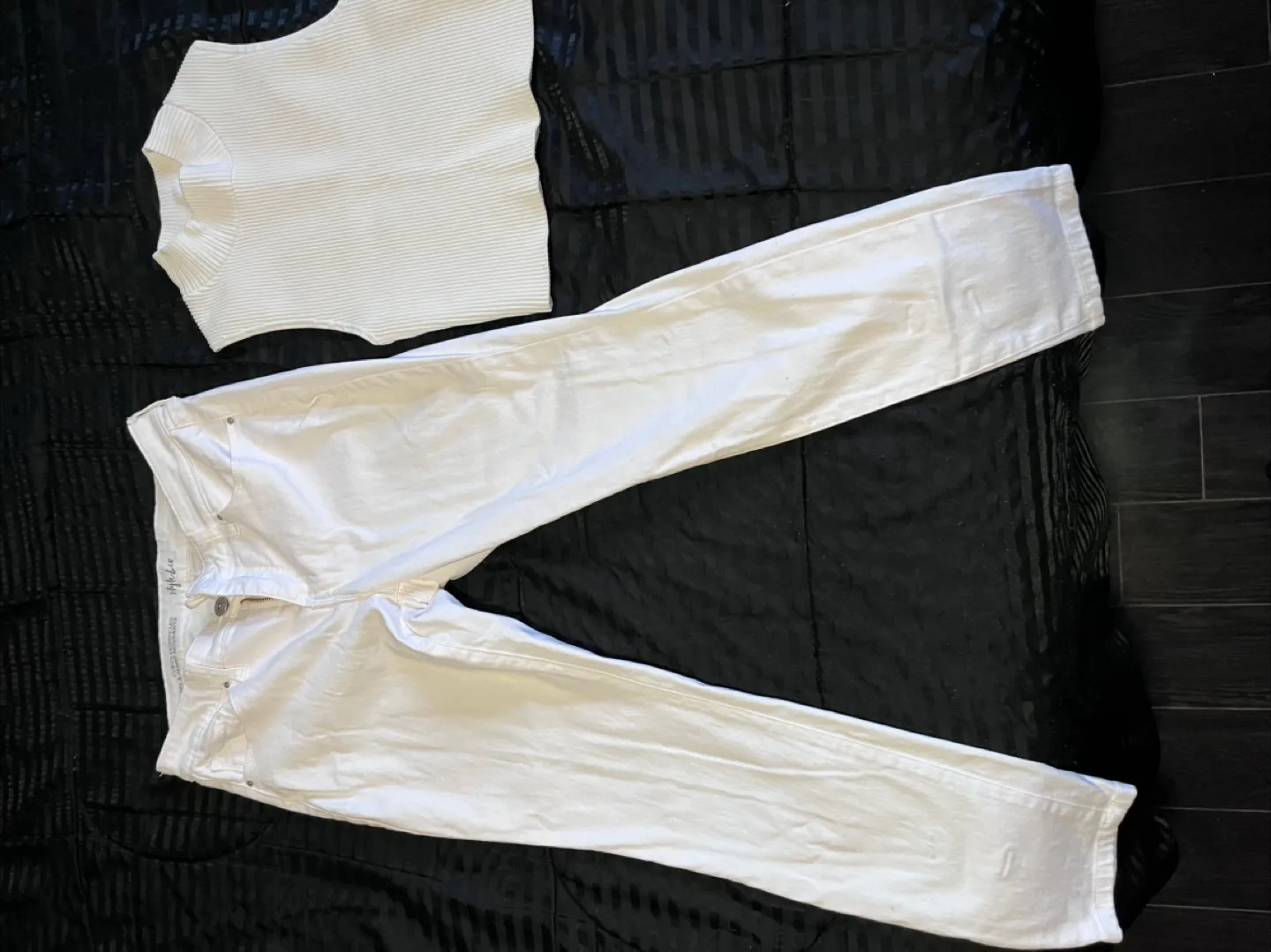 White Curvy Skinny Jeans & Sleeveless Top image indicator(5)