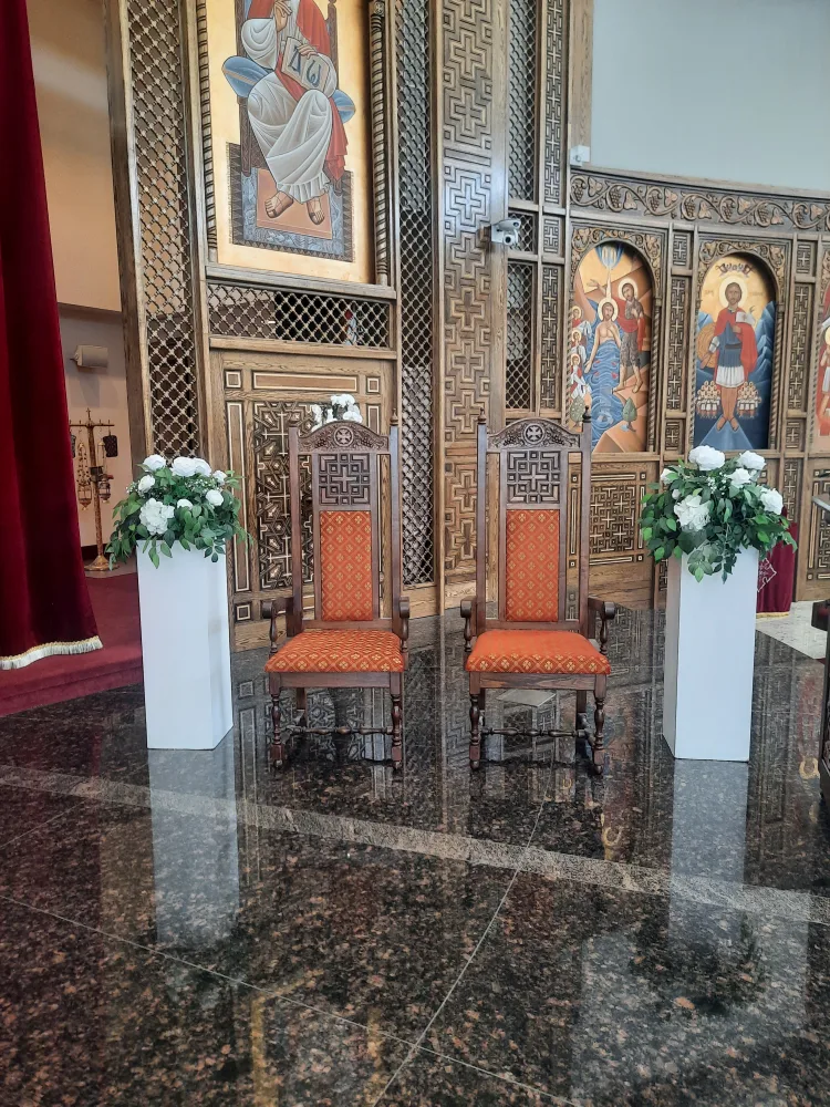 white wedding plinths/pedestal stands& faux floral arrangements image indicator(2)