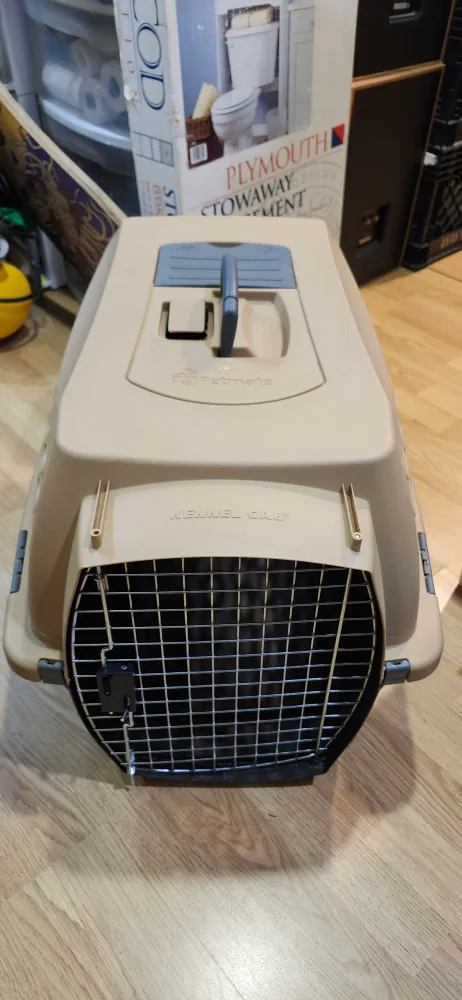 Like new Petmate Kennel Cab Pet Carrier image indicator(2)