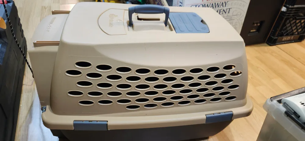 Like new Petmate Kennel Cab Pet Carrier image indicator(5)