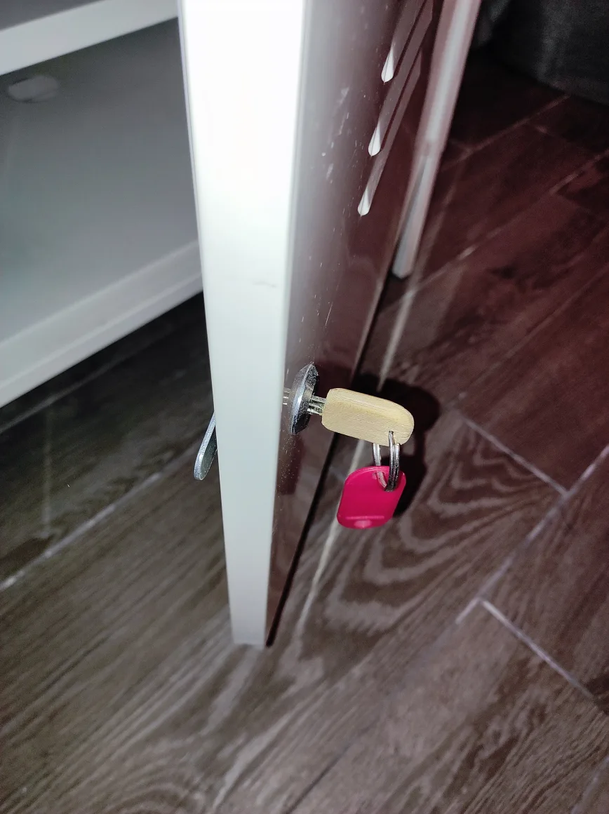 White Metal Locker-Style Cabinet image indicator(6)