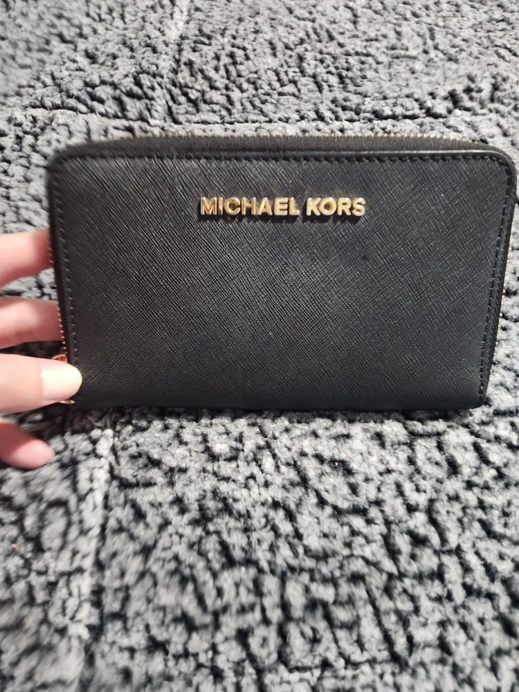 Authentic Michael Kors Elegant & Functional Wallet! thumbnail