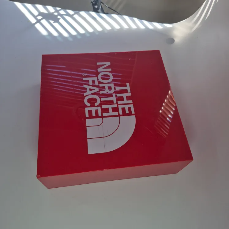 The North Face Red Box display image indicator(3)