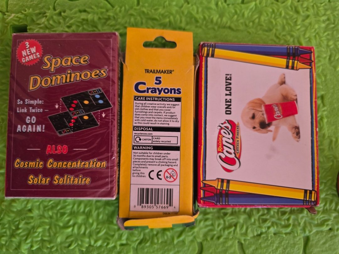[freecycle] Space Dominoes & 2 packs of Crayons - photo 2