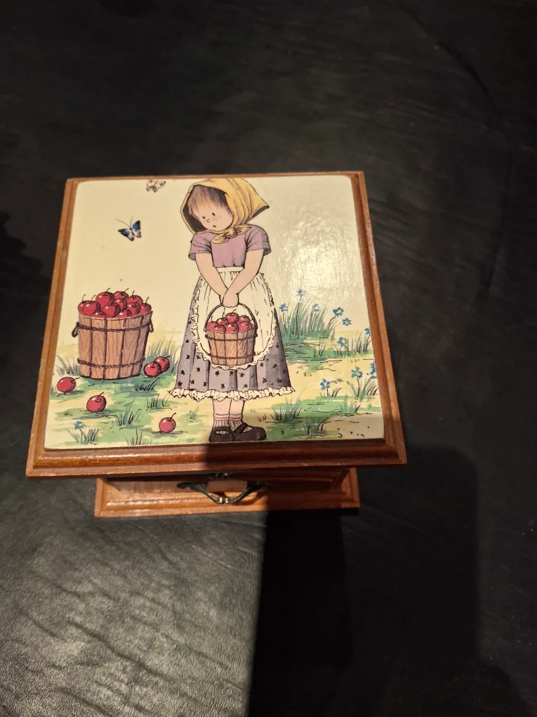 Beautiful vintage musical jewelry box thumbnail