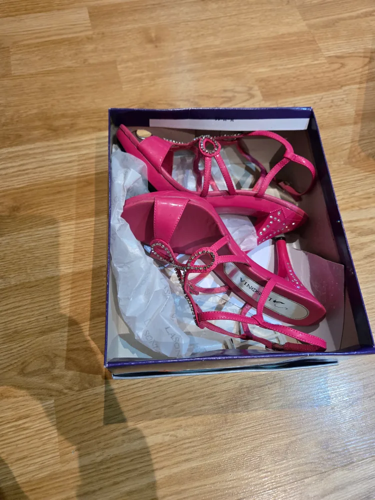 Lasonia Fuchsia Heels, Size 8 image indicator(3)
