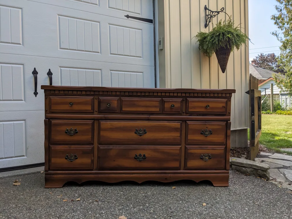 9 Drawer Dresser in Solid Pine