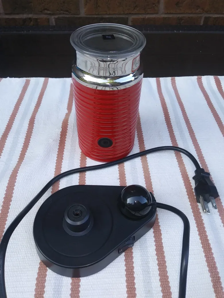 Nespresso Aeroccino 3 Milk Frother - Red image indicator(2)