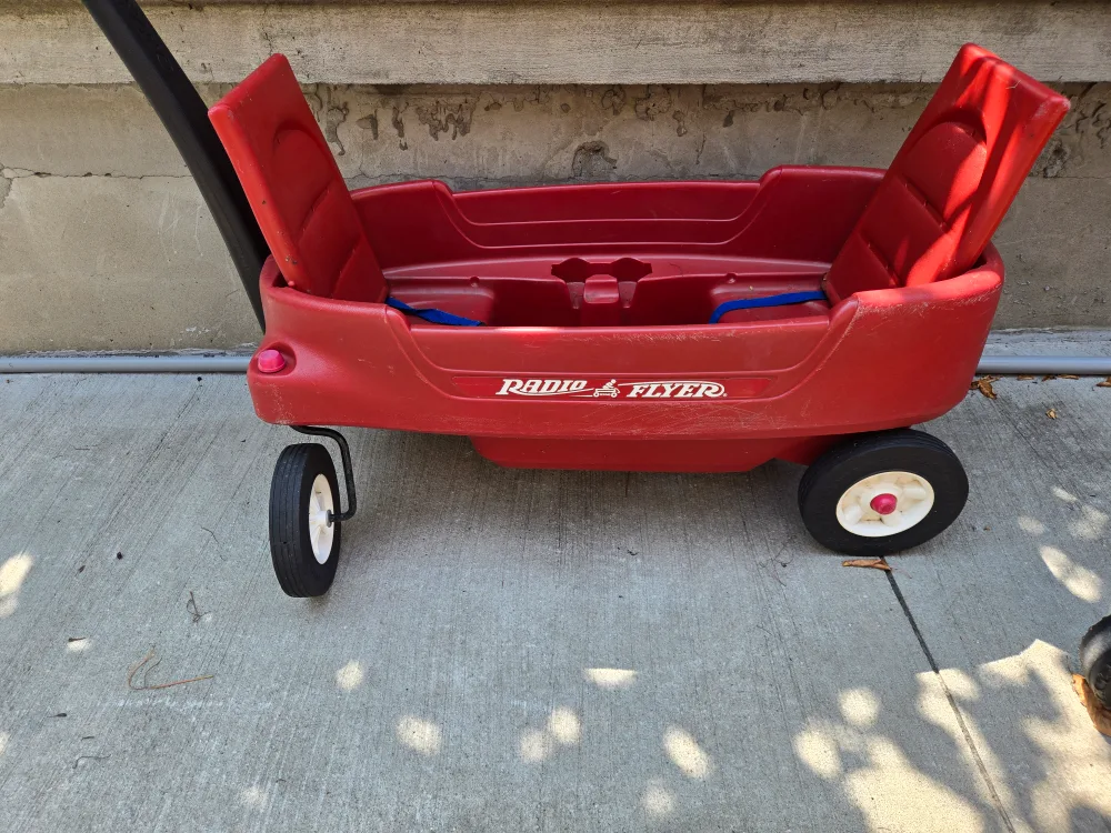 Radio Flyer Red Wagon with Seats image indicator(3)