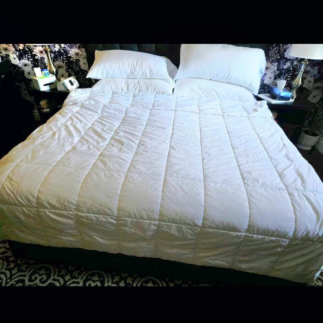 Queen Size White Quilted Duvet thumbnail