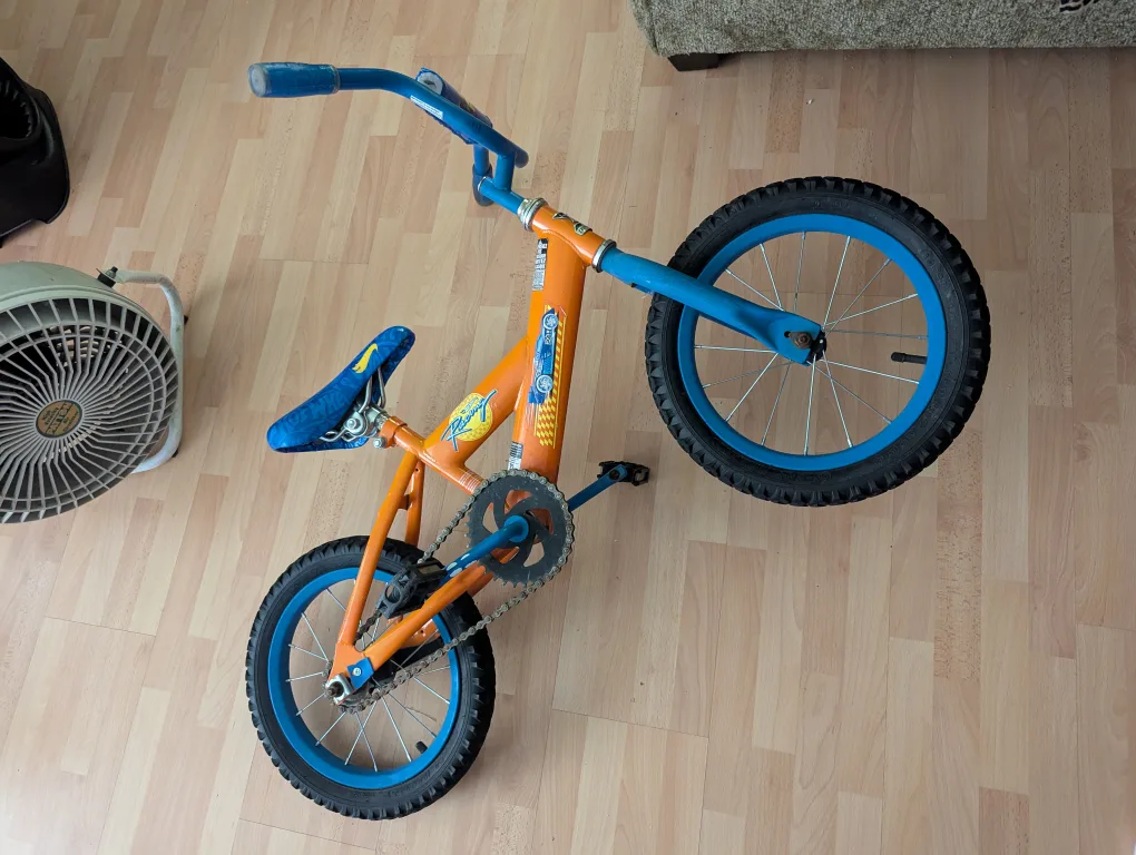 HOT WHEELS 14/1.95 kids BMX bike. NEEDS NEW BACK TIRE