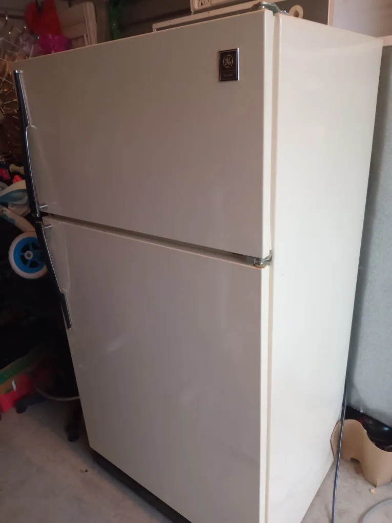 GE Refrigerator - Great Condition image indicator(4)