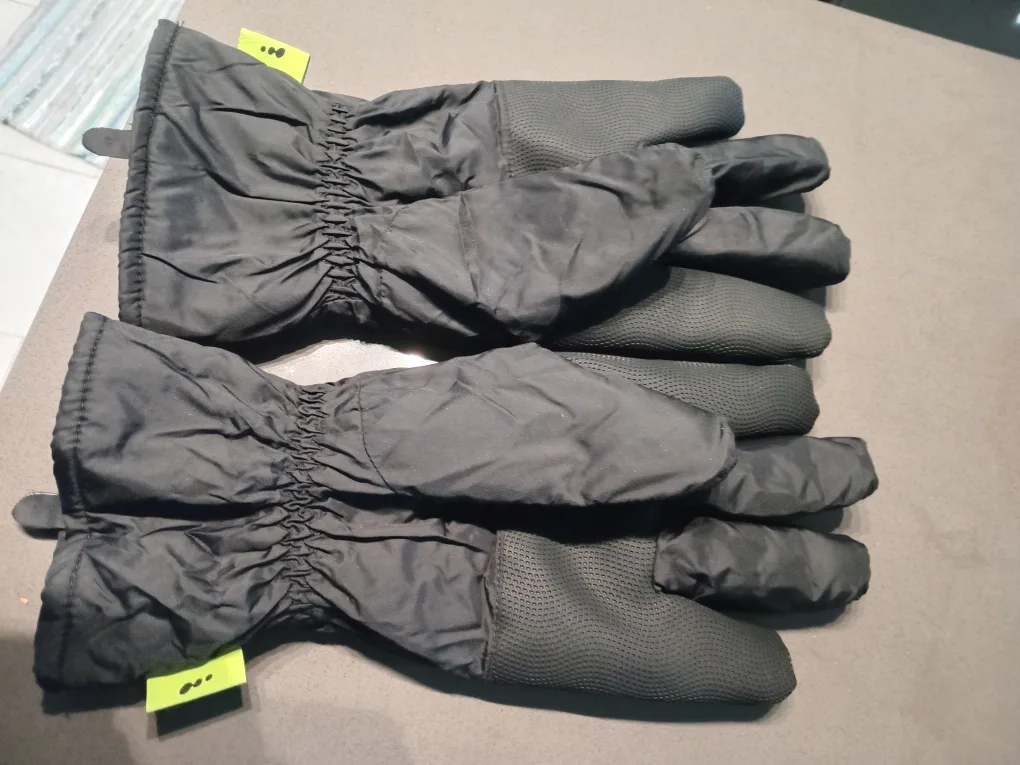 Black Winter Gloves thumbnail