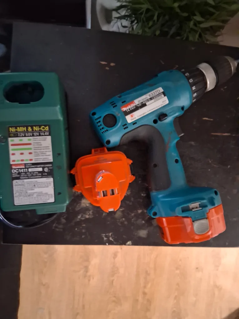 Makita 6337D Cordless Drill thumbnail