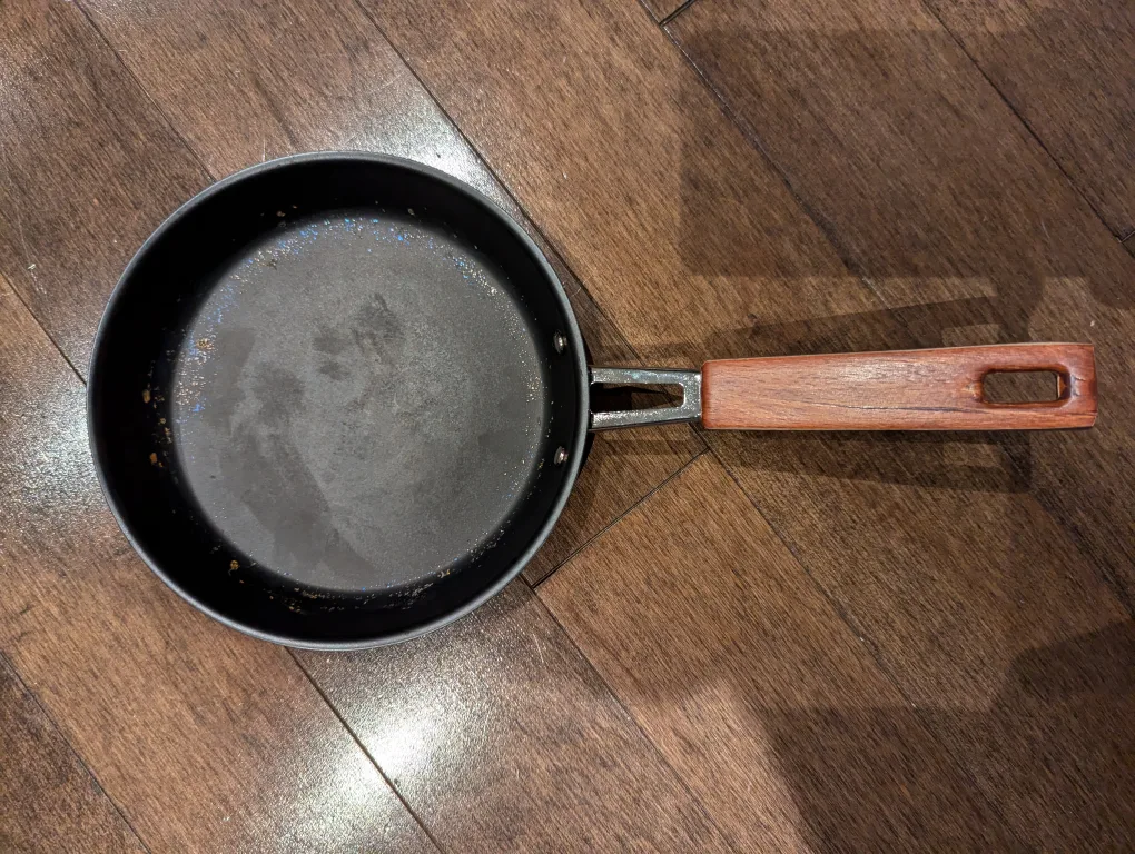 #freecycle small frying pan with wooden handle image indicator(2)