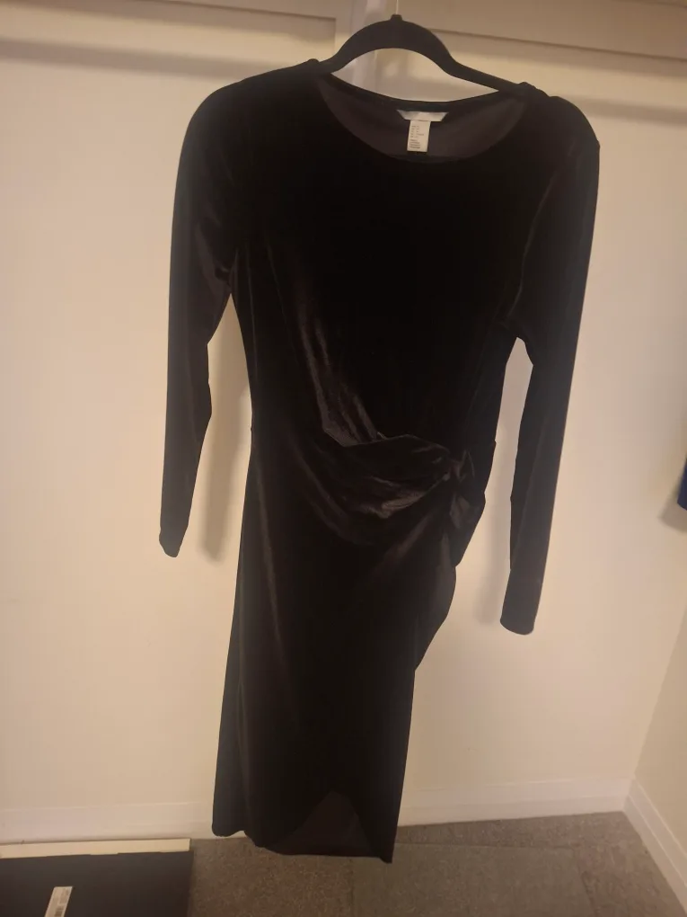 H&M Black Velvet Dress image indicator(3)