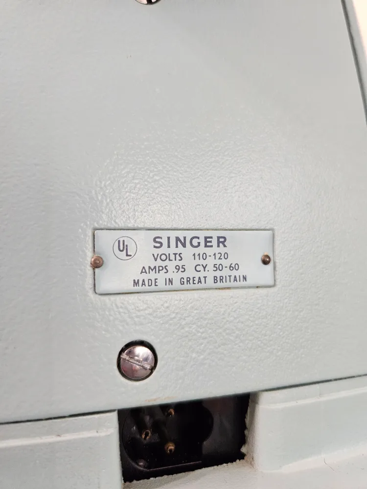 Vintage Singer 348 Sewing Machine - includes carrier and pedal image indicator(5)