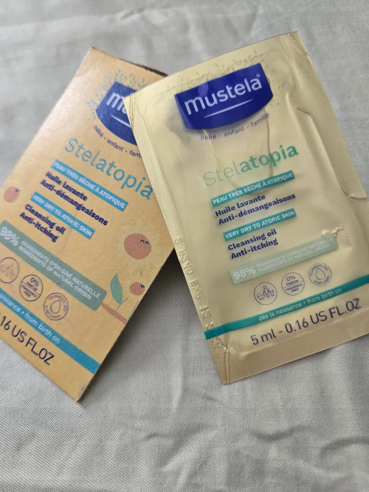 Mustela Stelatopia Cleansing Oil Sample thumbnail