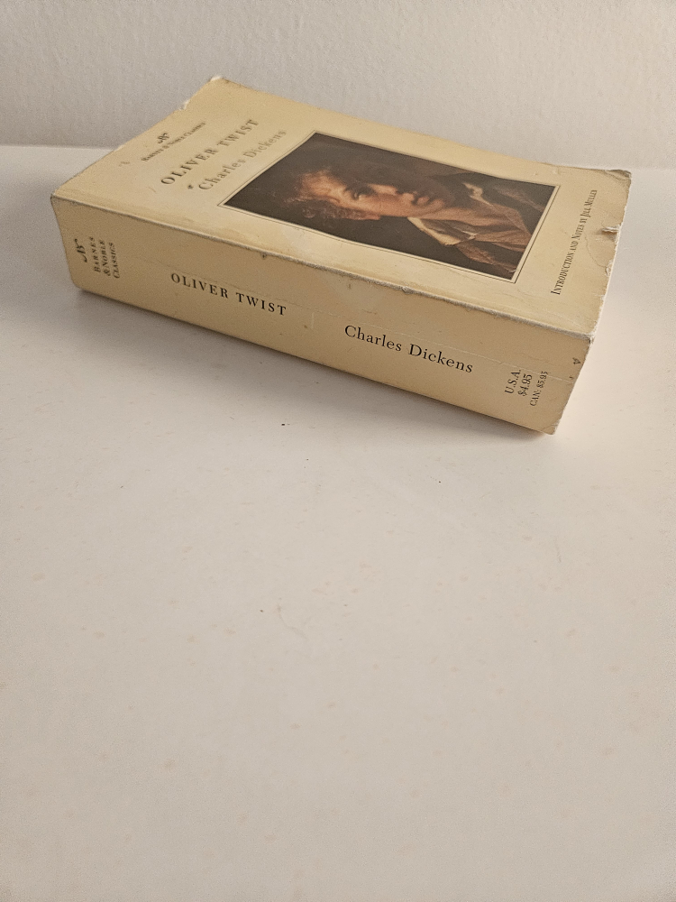 Oliver Twist by Charles Dickens 🧡 - photo 3