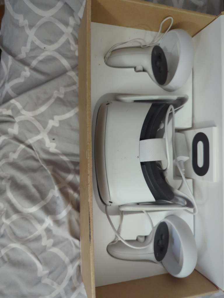 Oculus Quest 2 VR Headset - Like New! - photo 4