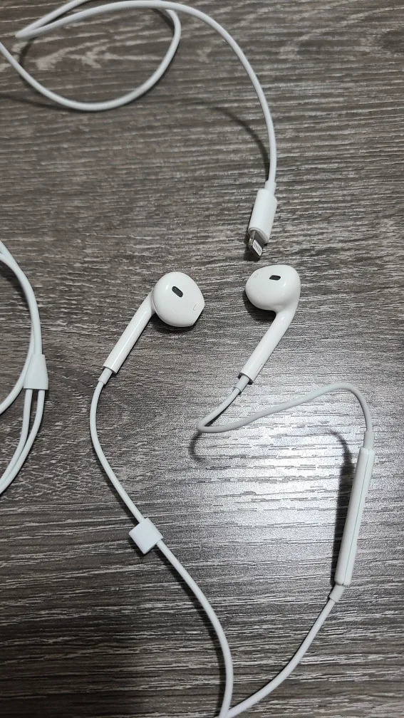 Original Apple EarPods with Lightning Connector thumbnail