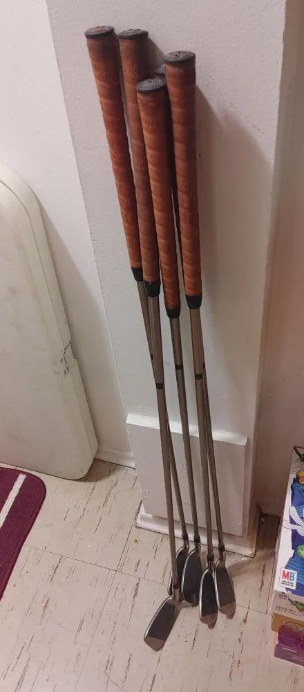 Wilson Golf Clubs - Set of 5 thumbnail