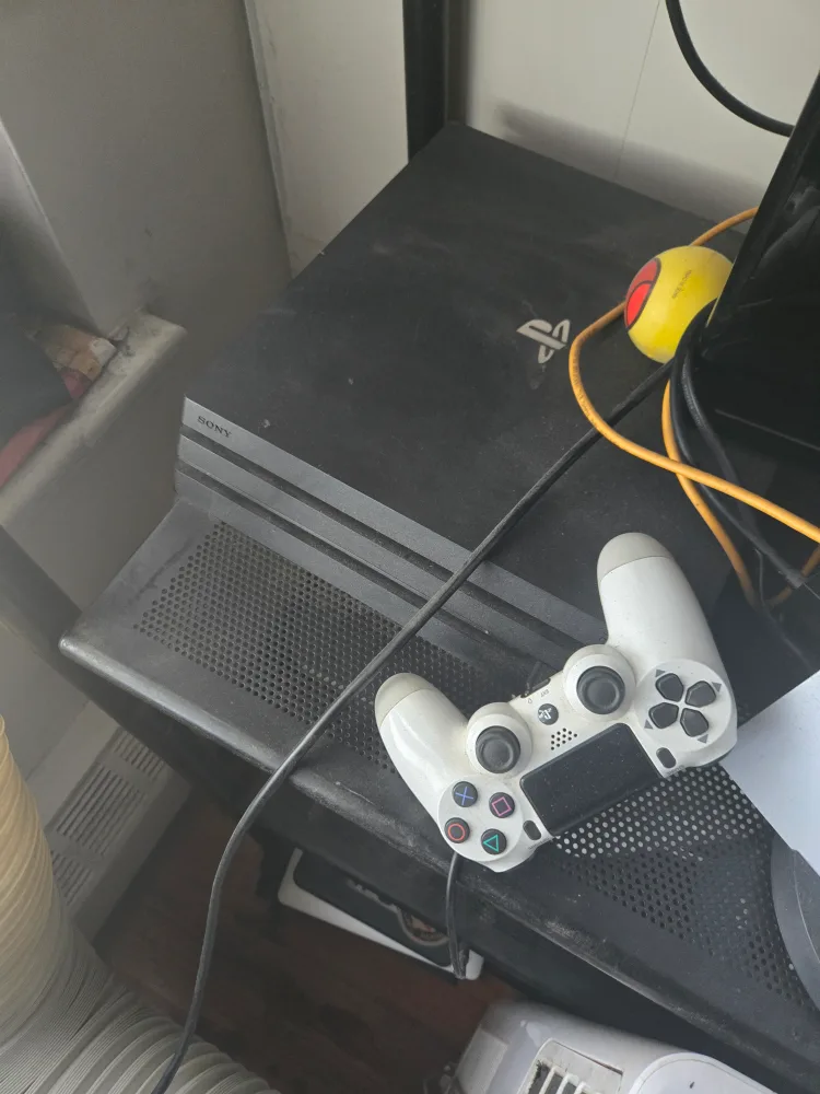 PlayStation 4 Pro with Controller image indicator(2)