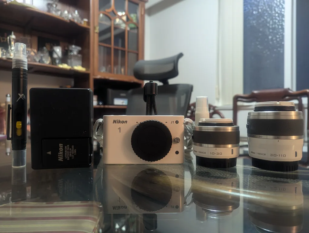 Nikon 1 J1 10.1MP Digital Mirrorless Camera (LIKE NEW)