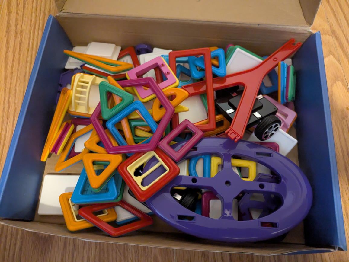 Baby train, magnets and connectors - photo 3