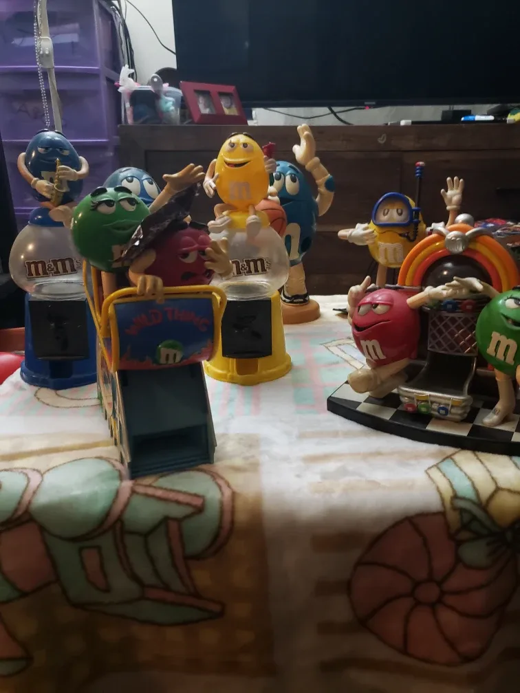 M&M's Candy Dispensers & Figurines image indicator(8)