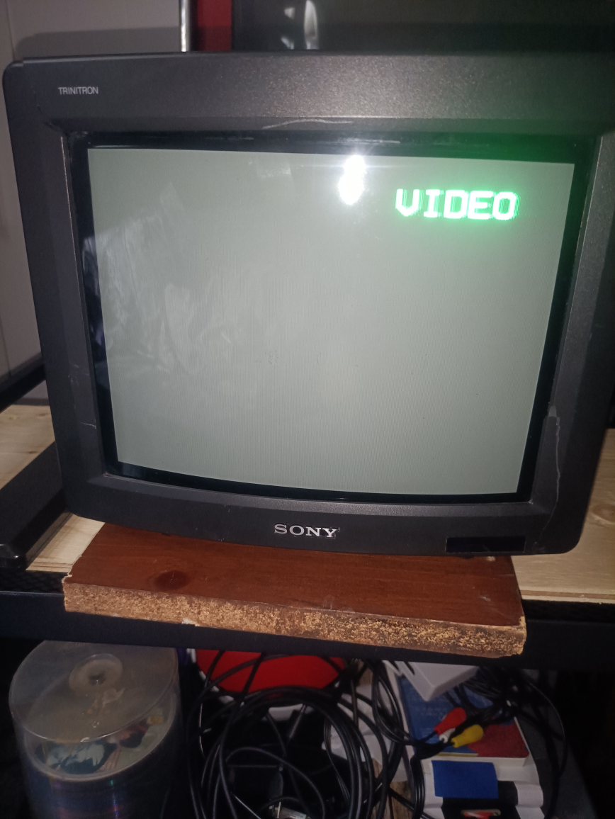 sony trinitron megabass 10 inch crt tv with damaged shell Works - photo 3