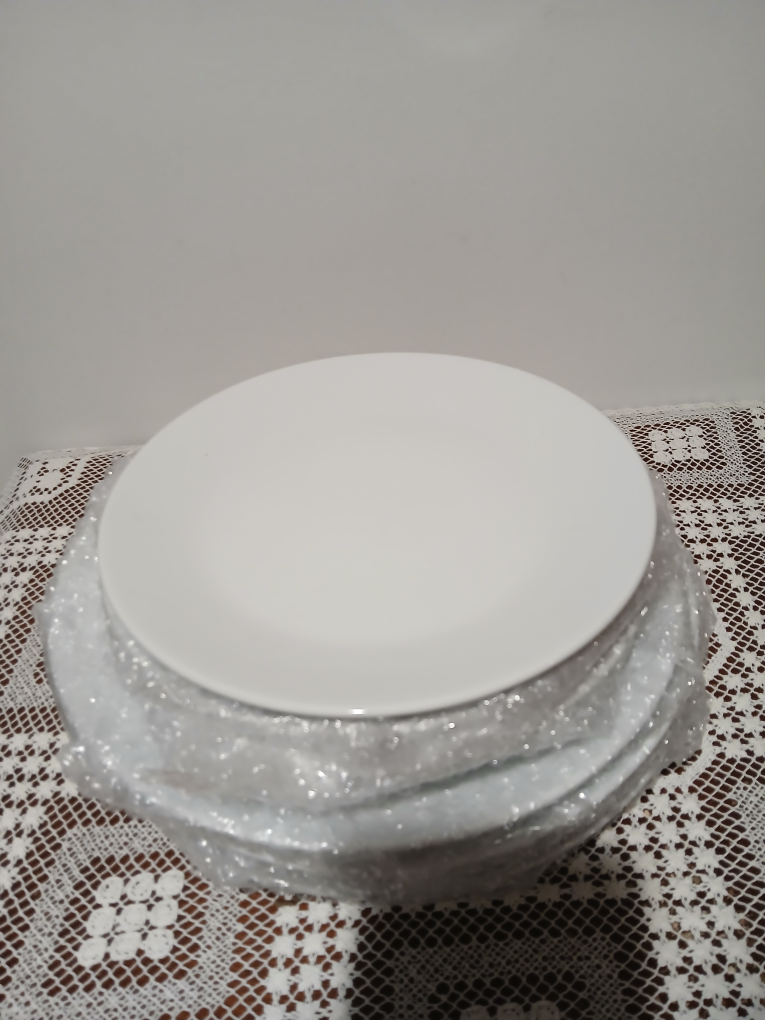 New 4 Ikea white dining plates and 4 Ikeea white salade plates