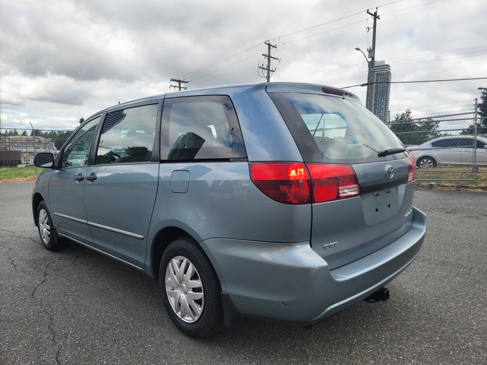 2005 Toyota Sienna Minivan/Clean title - photo 2