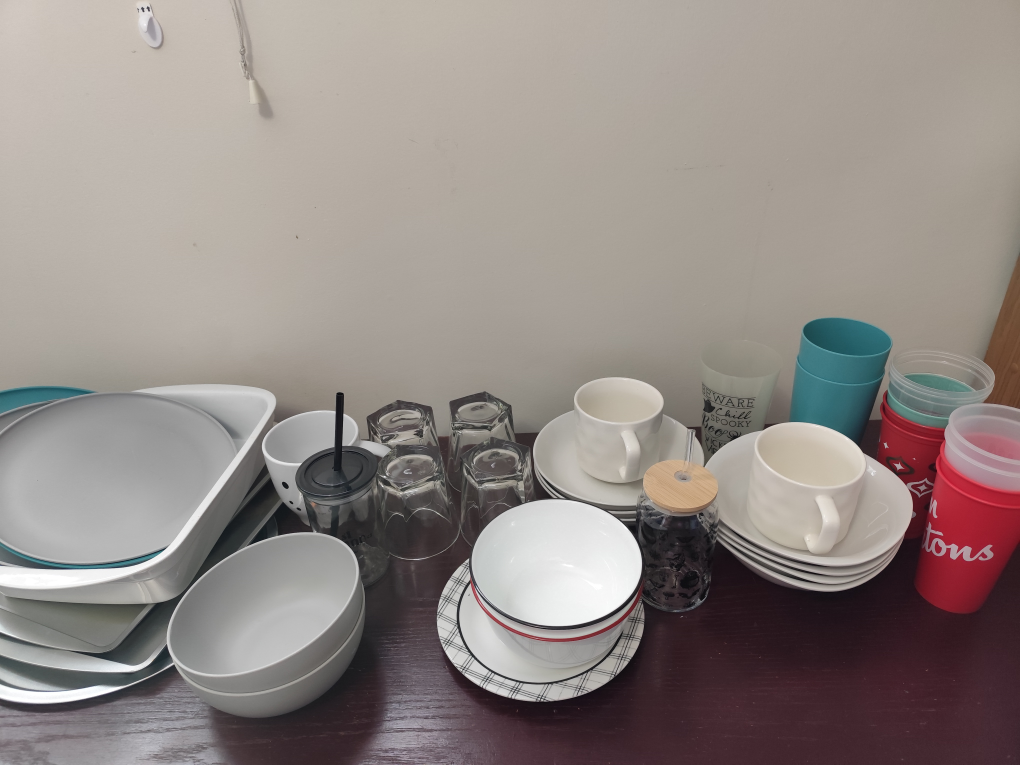 Mixed Kitchenware Set - Dishes, Bowls, Cups