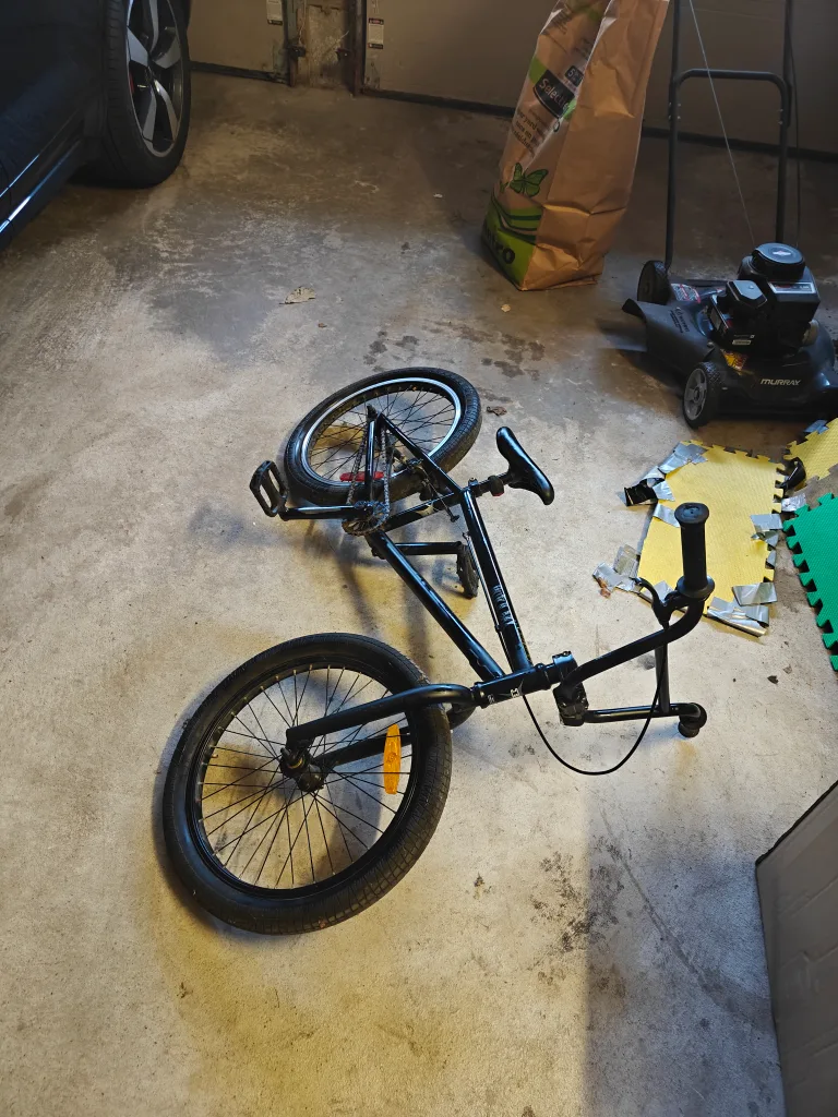 Hutch BMX Bike - Black image indicator(2)