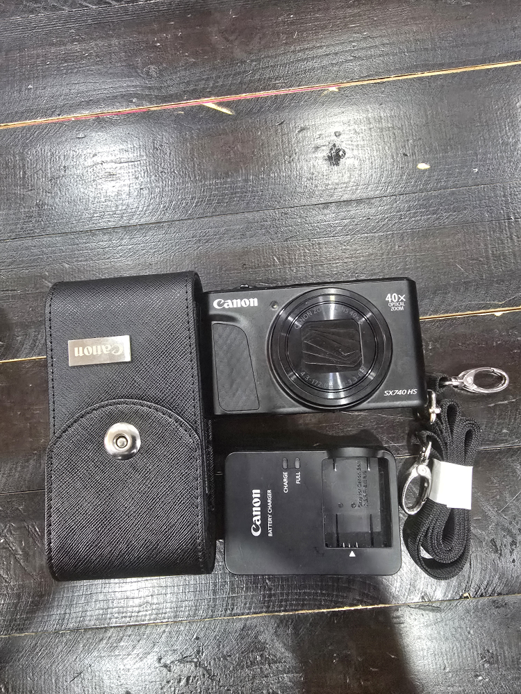Canon PowerShot SX740 HS Camera w/ Box