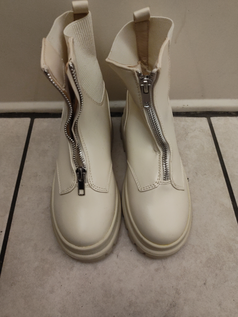 Girls boots size 1Y