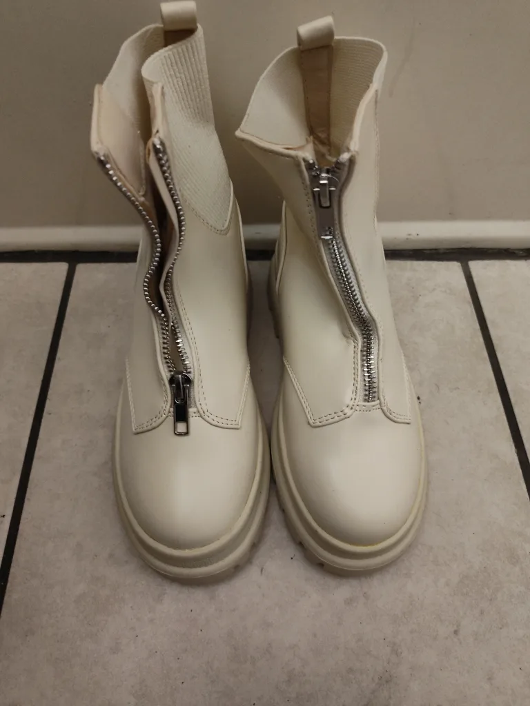 Girls boots size 1Y thumbnail