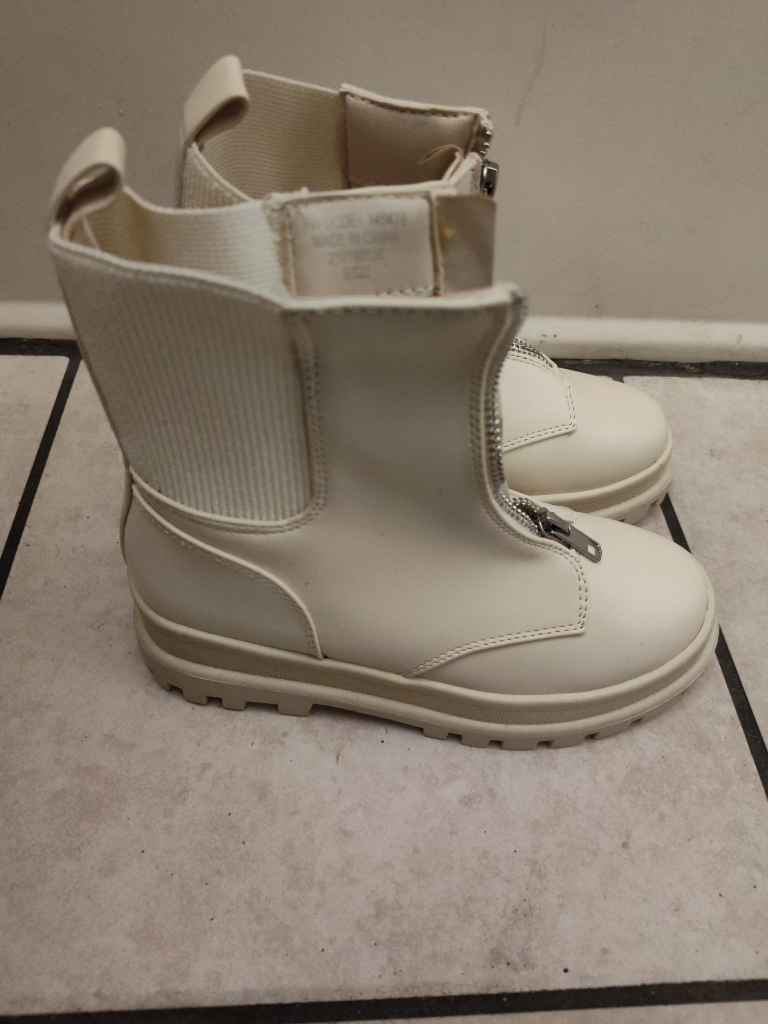 Girls boots size 1Y - photo 2