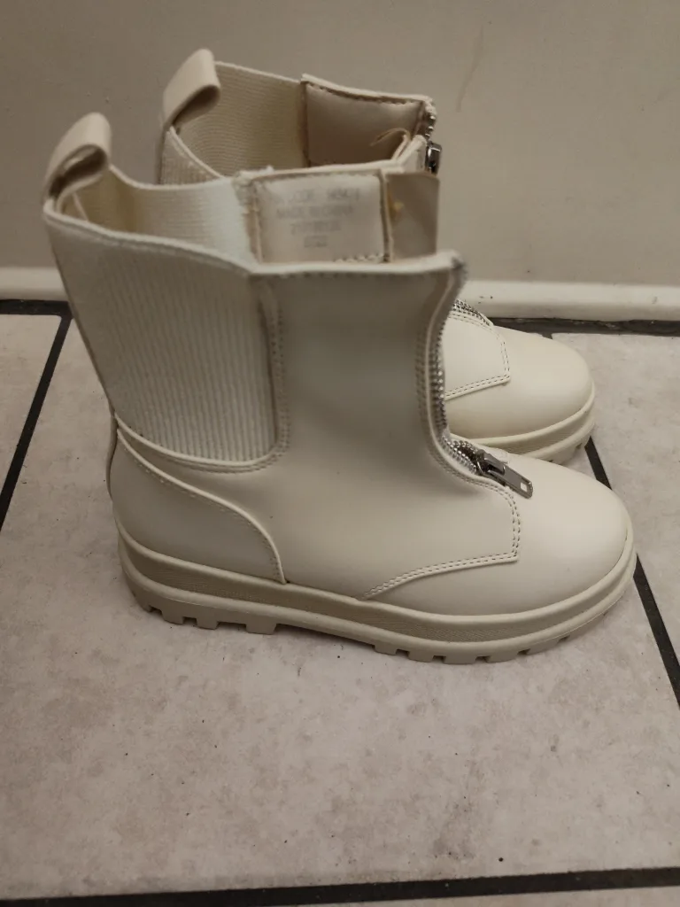 Girls boots size 1Y image indicator(2)