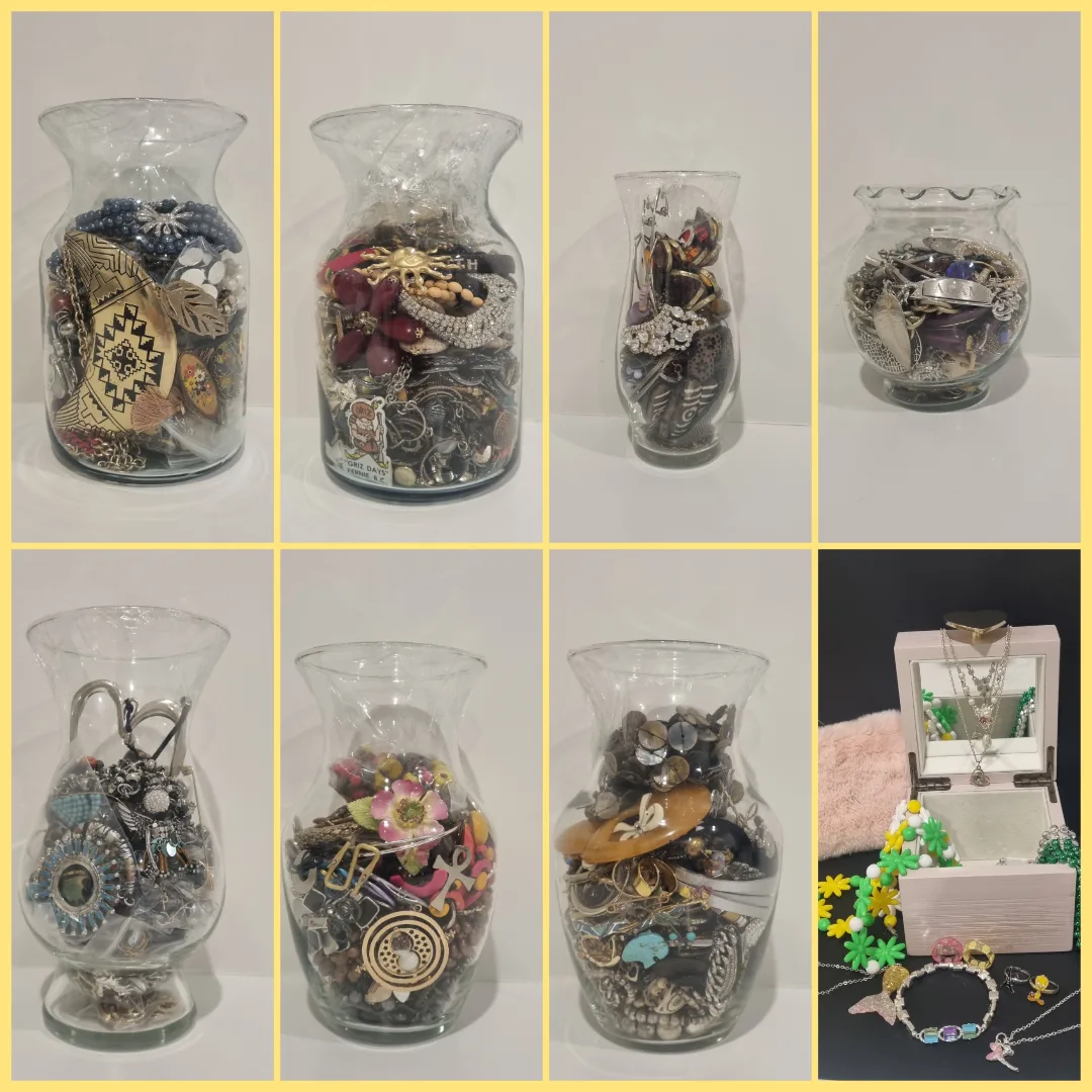 Bulk Lot of Assorted Jewellery image indicator(2)